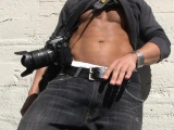Hunky photographer strips off his clothes and masturbates in the car