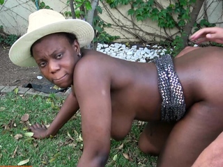Twerking African Ebony MILF outdoor fuck