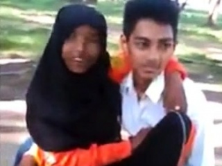 malay- awek tudung hijab bermesraan