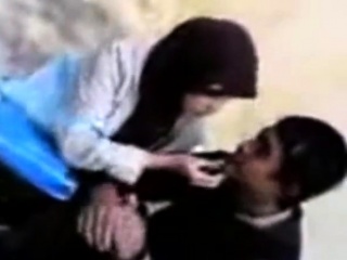 indonesia- jilbab hijab ciuman di pinggir jalan