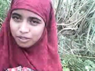 desi girl shows her tits and pussy in forest