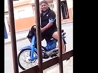 Gordinho tarado da mobilete